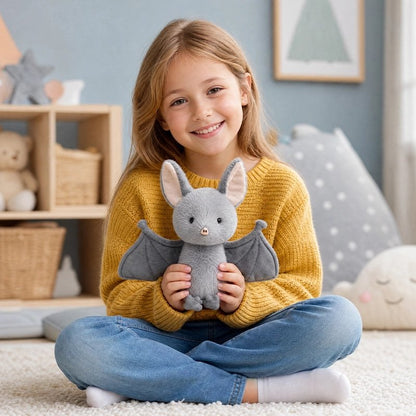 chauve souris peluche dans les mains d'une jeune fille