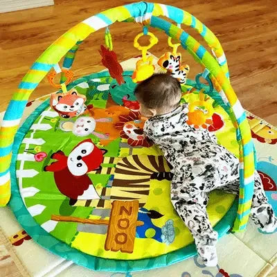 Enfant explorant un espace de jeu interactif et coloré