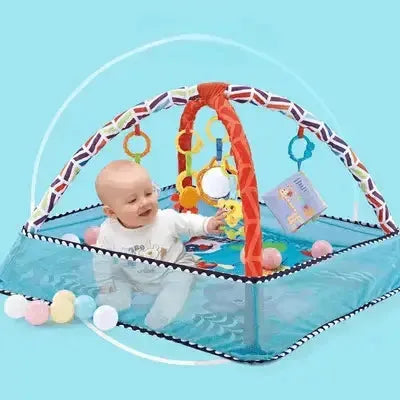 Bébé souriant jouant sur tapis d'éveil coloré interactif