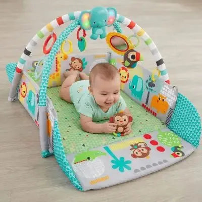 Bébé joue sur tapis coloré avec jouets suspendus