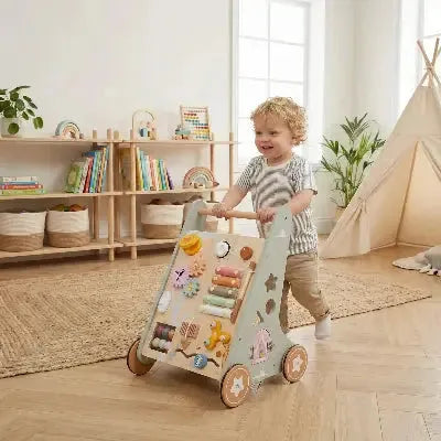 Enfant explore avec chariot d'éveil en bois coloré