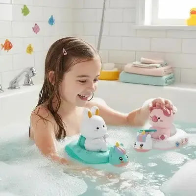 Enfant s'amusant avec animaux flottants dans la baignoire