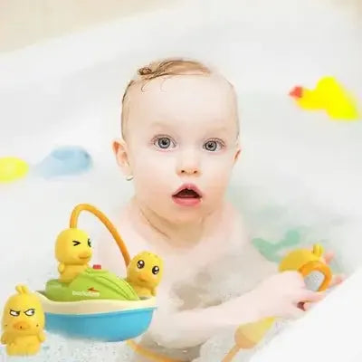 Enfant s'amusant avec bateau flottant et canetons colorés