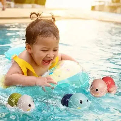 Enfant joyeux jouant avec animaux aquatiques flottants colorés