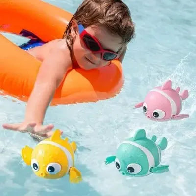 Enfant s'amusant avec poissons flottants dans piscine.