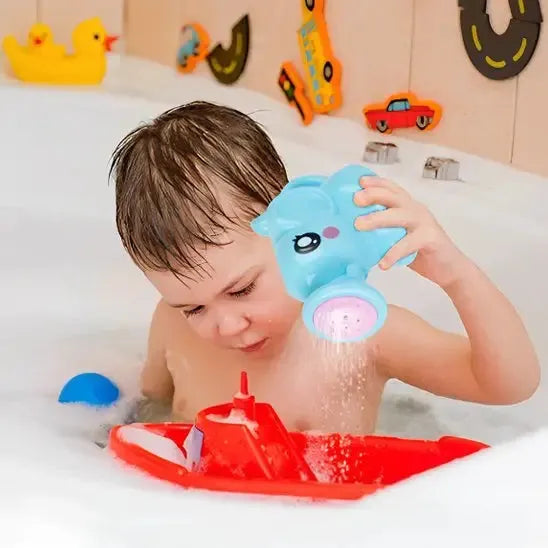 Enfant joue avec arrosoir éléphant dans la baignoire