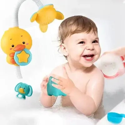 Bébé s'amuse avec jouet aquatique interactif coloré.