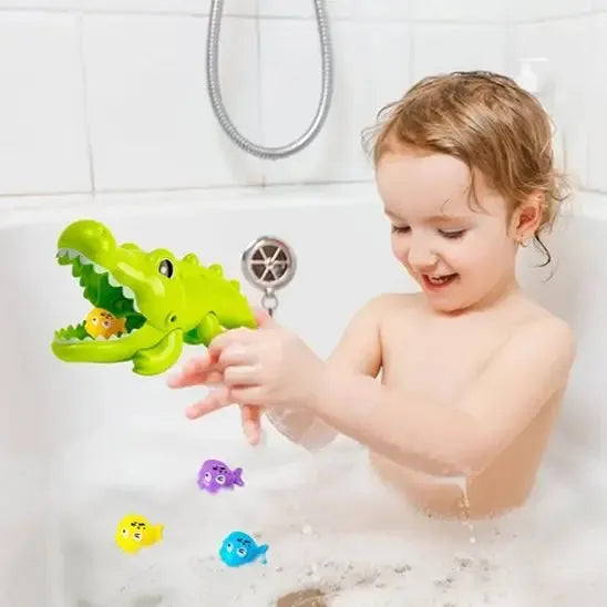 Enfant s'amuse avec reptile flottant pour baignoire.