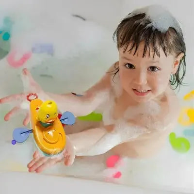 Enfant s'amusant avec canard flottant dans la baignoire