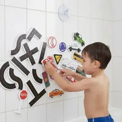 Enfant explore autocollants de bain ludiques sur carrelage blanc