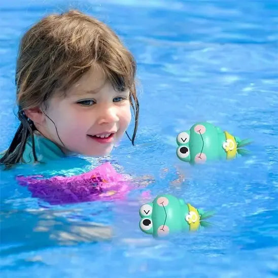 Enfant s'amusant avec figurines aquatiques flottantes ludiques.