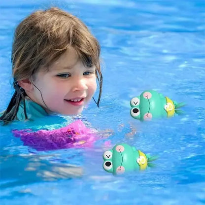 Enfant s'amusant avec figurines aquatiques flottantes ludiques.