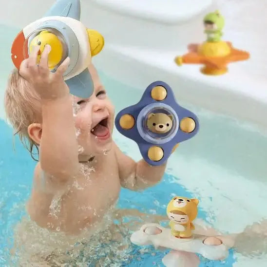Enfant éclaboussant joyeusement avec accessoires flottants originaux.