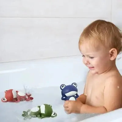 Enfant s'amusant avec animaux flottants pour bain relaxant