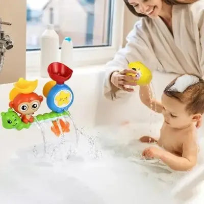 Conception du jouet de bain bébé, et maman qui rit