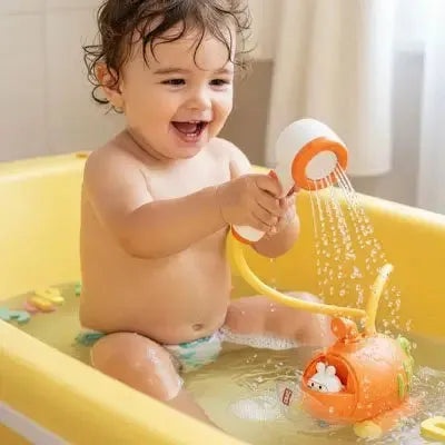 Un bébé s'amuse avec arrosoir interactif dans baignoire.