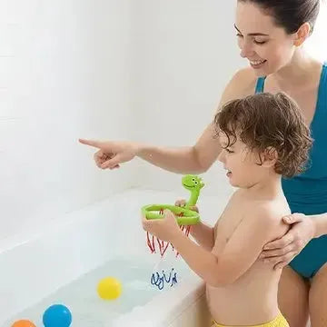 Enfant s'amusant avec panier aquatique et balles colorées