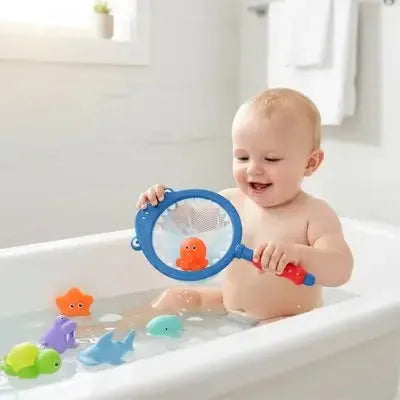 Enfant s'amusant à attraper créatures marines dans baignoire