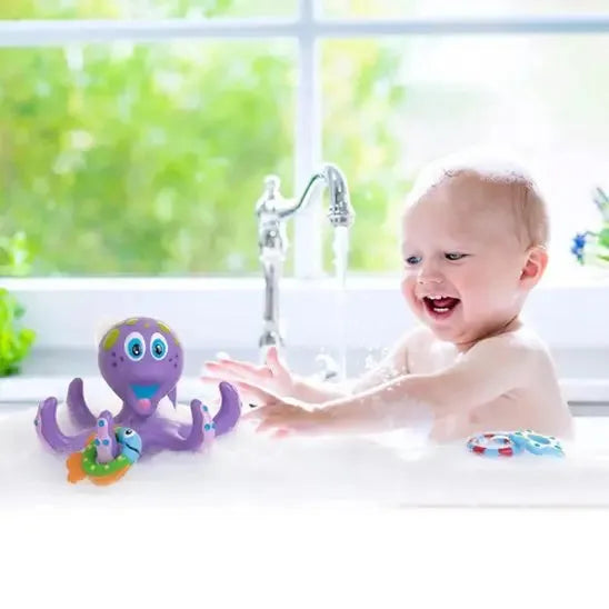Bébé joue joyeusement avec une pieuvre colorée flottante