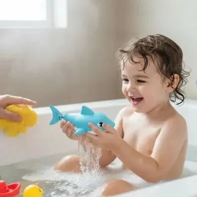 Enfant riant avec requin aquatique dans la baignoire