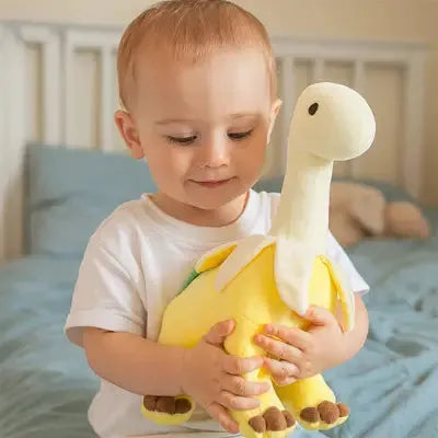 Enfant câlinant jouet en forme de créature préhistorique