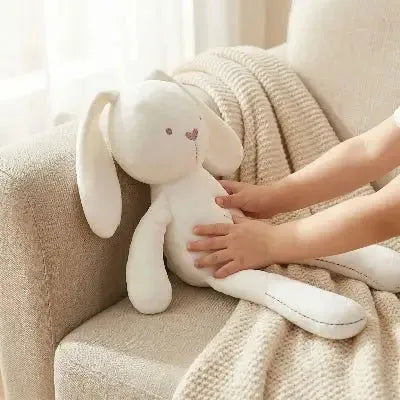 Enfant câlinant jouet en forme de lapin blanc
