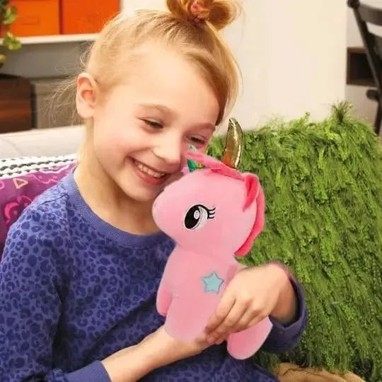 Enfant souriante câlinant une créature mythique en peluche