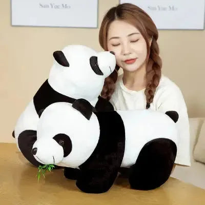 Peluche ours noir et blanc, câlin réconfortant sur table