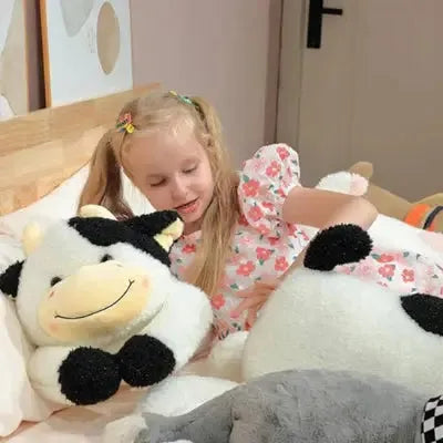 Enfant joyeuse câlinant jouet animal en peluche doux
