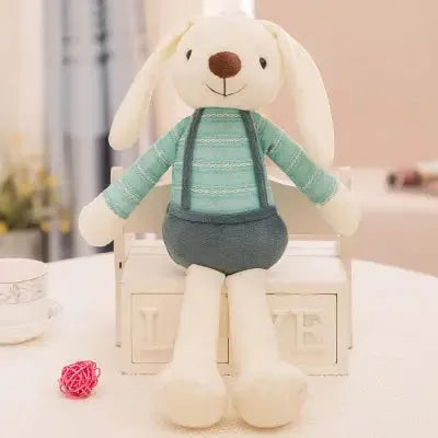Jouet lapin textile assis sur boîte décorative blanche