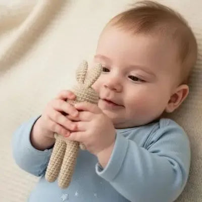 Détails des finitions de la peluche d'éveil animal