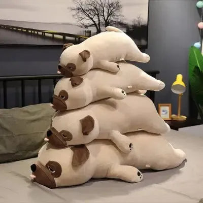 Coussins en forme de chiots empilés sur un lit