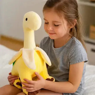 Enfant admirant jouet moelleux inspiré des créatures jurassiques