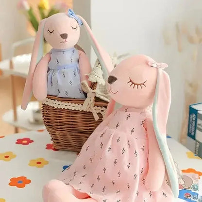 Détails des finitions de la peluche d'éveil lapin