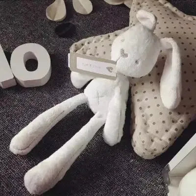 Compagnon câlin en forme de lapin blanc reposant paisiblement
