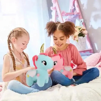 Enfants jouant joyeusement avec créatures en peluche colorées