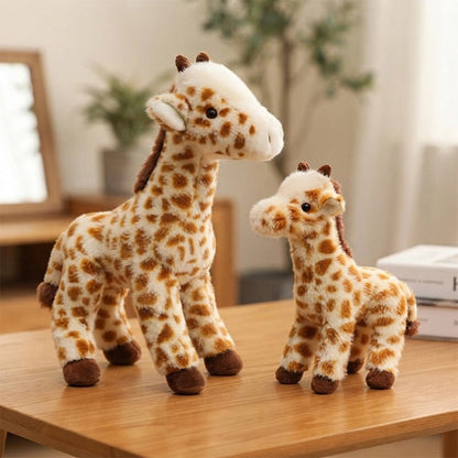 deux variantes de taille de peluche girafe sur une table