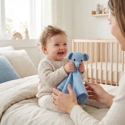 doudou elephant bleu bébé heureux | Alan Eveil™
