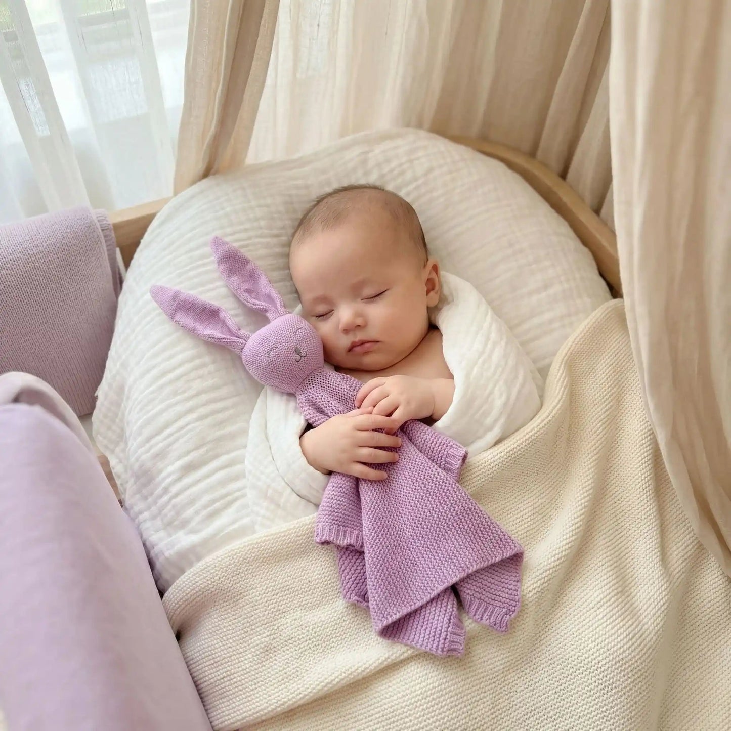 Doudou en crochet mauve bébé qui dort Douceur apaisante 