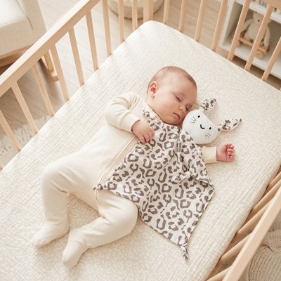 Doudou lapin dans couchette avec bébé qui dort