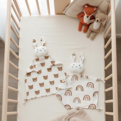 Doudou lapin en présentation dans un lit pour bébé