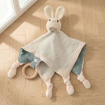 doudou lapin lange sur le parquet | Alan Eveil™