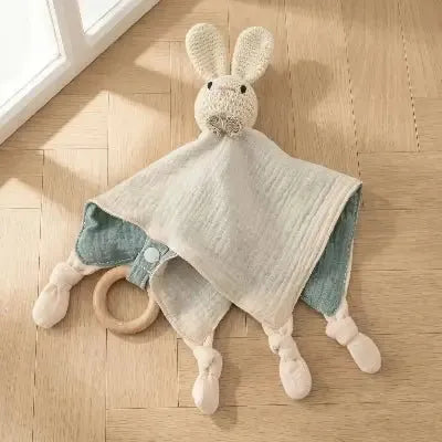 Doudou lapin lange sur le parquet