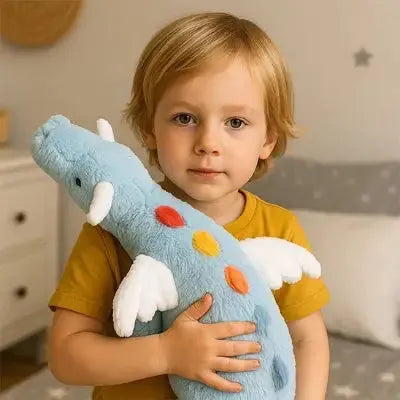 Dragon Peluche dans les bras d'un garçon
