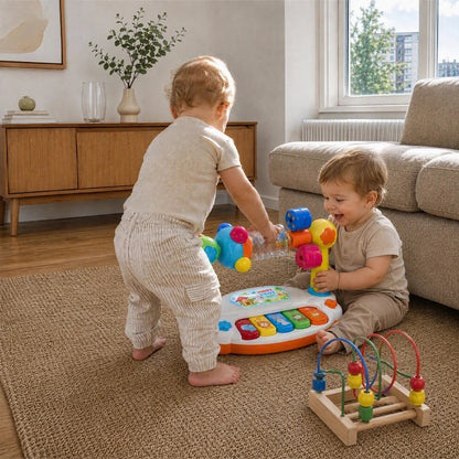 enfants jouant avec piano musical pour bébé