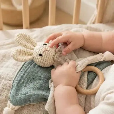Finitions du doudou d'éveil lapin
