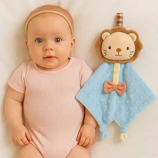 Bébé joue avec compagnon doux à crinière amicale