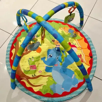 Aire de jeu colorée pour bébés avec éléphant ludique
