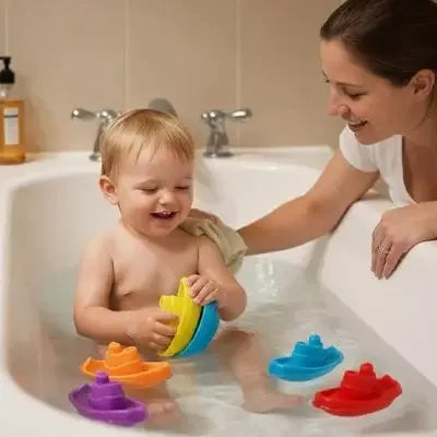 Enfant explorant des navires flottants multicolores dans la baignoire