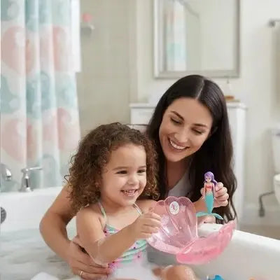 Enfant explore aventure aquatique avec figurines interactives baignoire